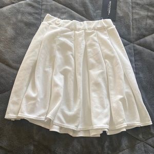 White pleated side slit skirt